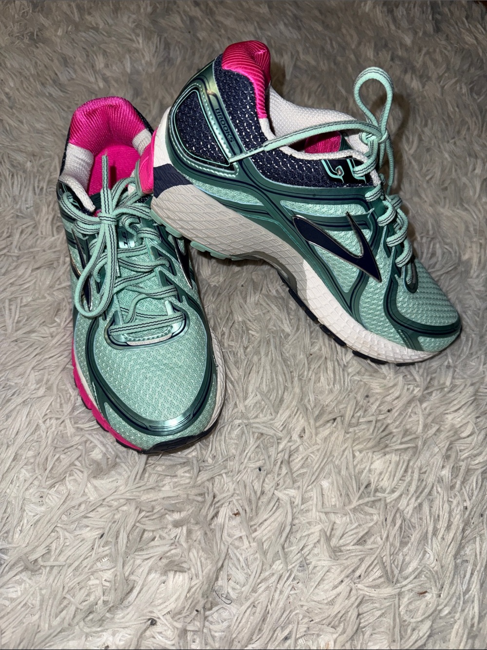 Brooks Women’s Mint Green Running Sneakers with Pink Accents. Great tread.